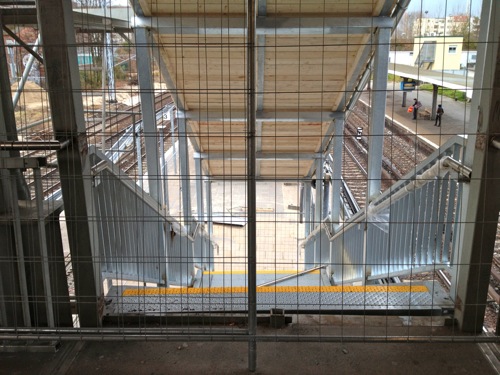 Neue Treppe zum Bahnsteig E