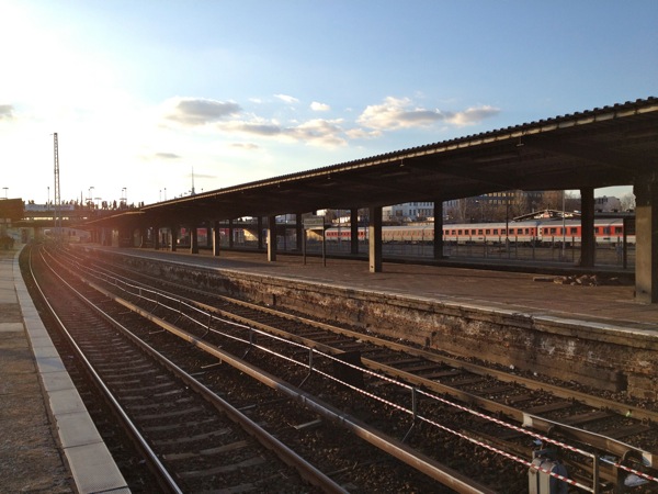 Die beiden nördlichen Bahnsteige an der Warschauer Straße