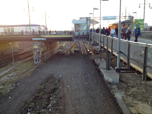 Hier entsteht der neue Bahnsteig an der Warschauer Straße