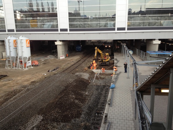 Bauarbeiten für die Treppe zum Bahnsteig F