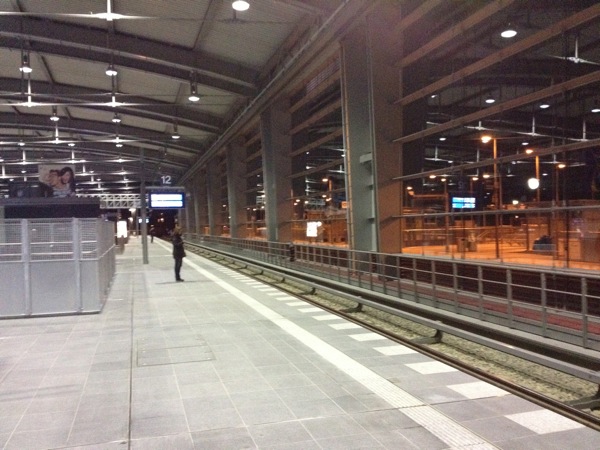 Warten auf die nächste S-Bahn in der neuen Ringbahnhalle am Ostkreuz