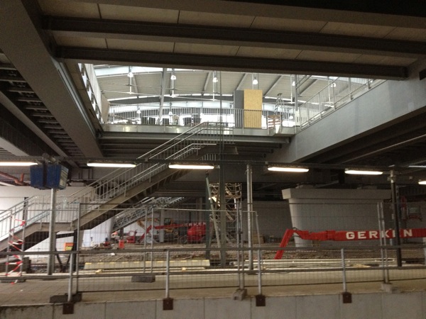 Treppe vom Bahnsteig D nach F