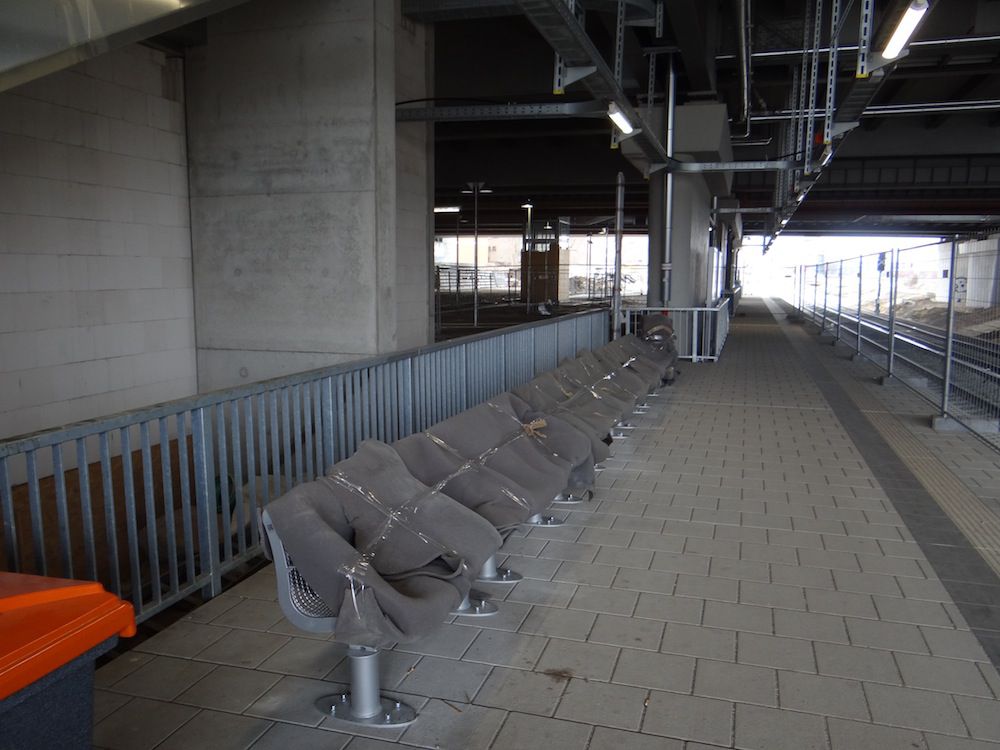 Sitzmöbel am Bahnsteig Rn1