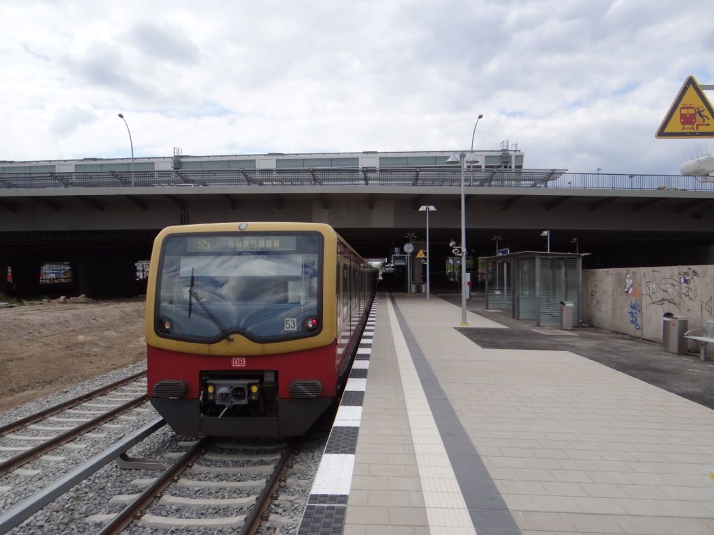 Bahnsteig Rn1 mit S-Bahn nach Spandau