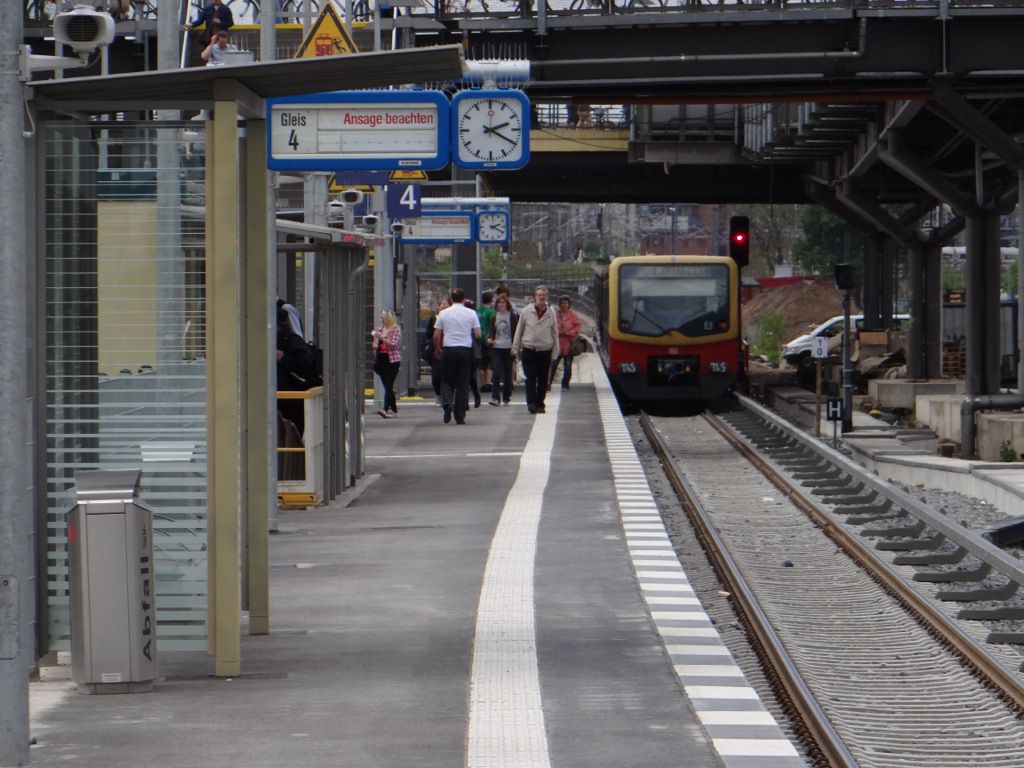 S-Bahn am neuen Bahnsteig B Warschauer Straße