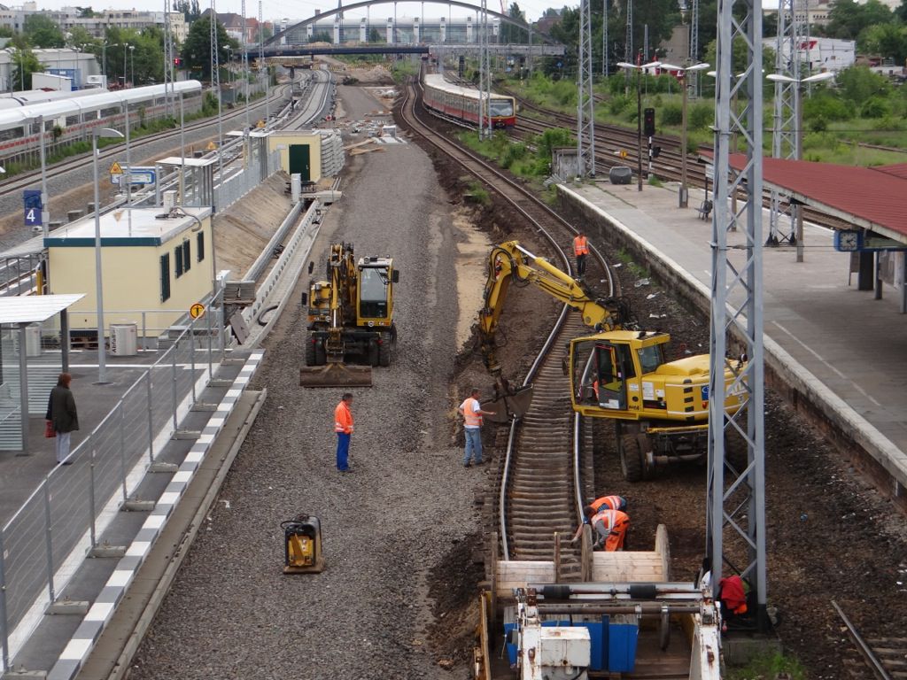 Die ehemaligen S-Bahngleise werden zu einem Baugleis verbunden