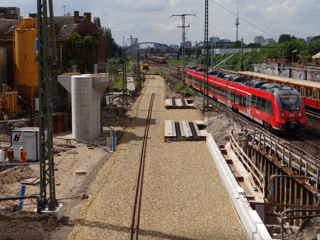 Die Trasse über der A100 Vorleistung samt neuer Bahnsteigkante