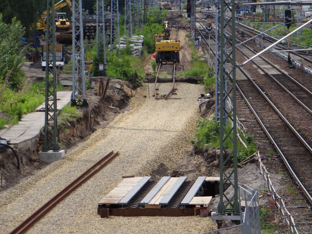 Am westlichen Teil der neuen Fernbahntrasse hat der Gleisbau begonnen