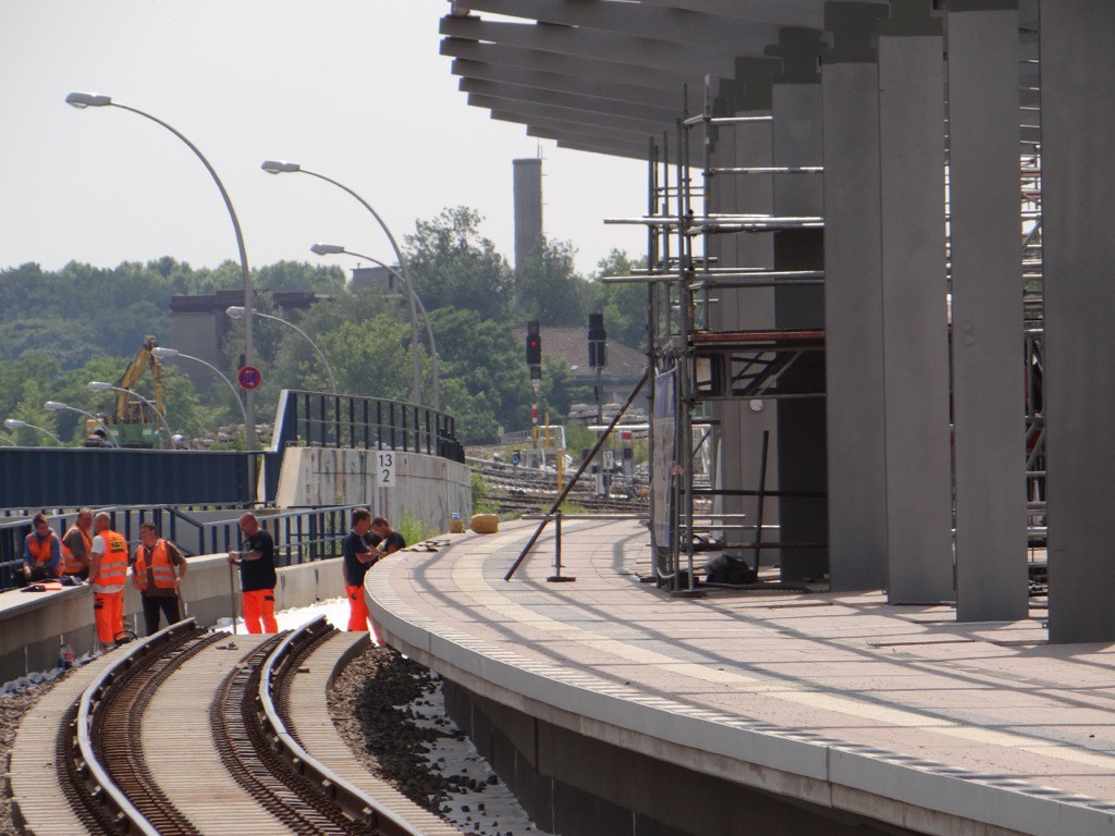 Am oberen Regionalbahnsteig werden wieder Gleise verlegt