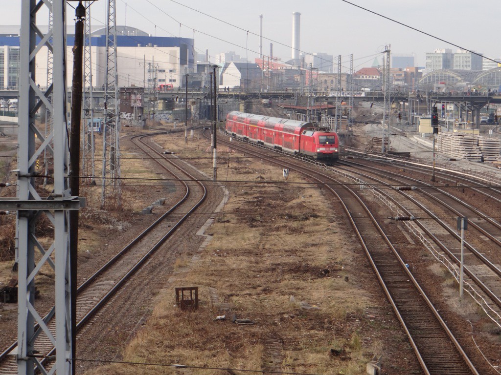 Geräumte Trasse der Fernbahn an der Warschauer Straße