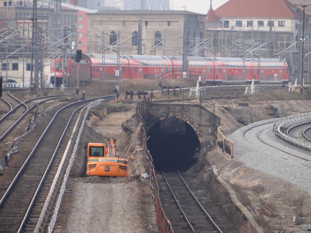 Die Stützwand des alten S-Bahntunnels wird freigelegt