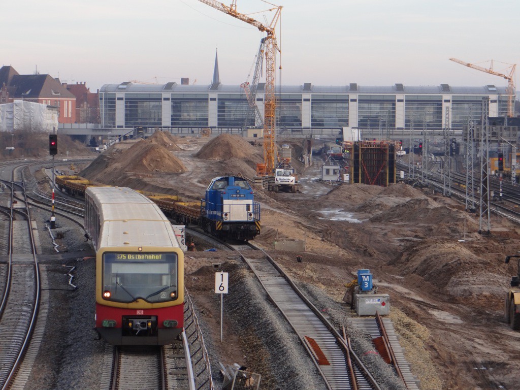 Der Bauzug benutzt bereits das zweite neue S-Bahngleis