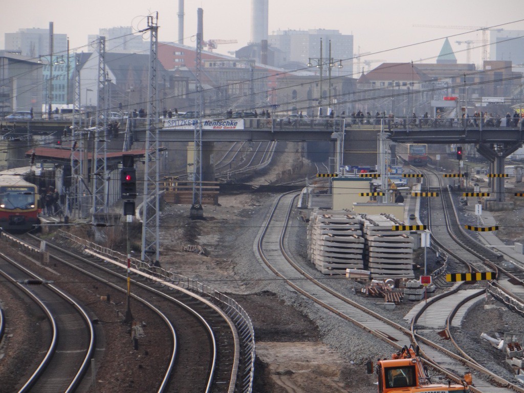 Blick auf den Bahnhof Warschauer Straße mit neuem zweiten S-Bahngleis