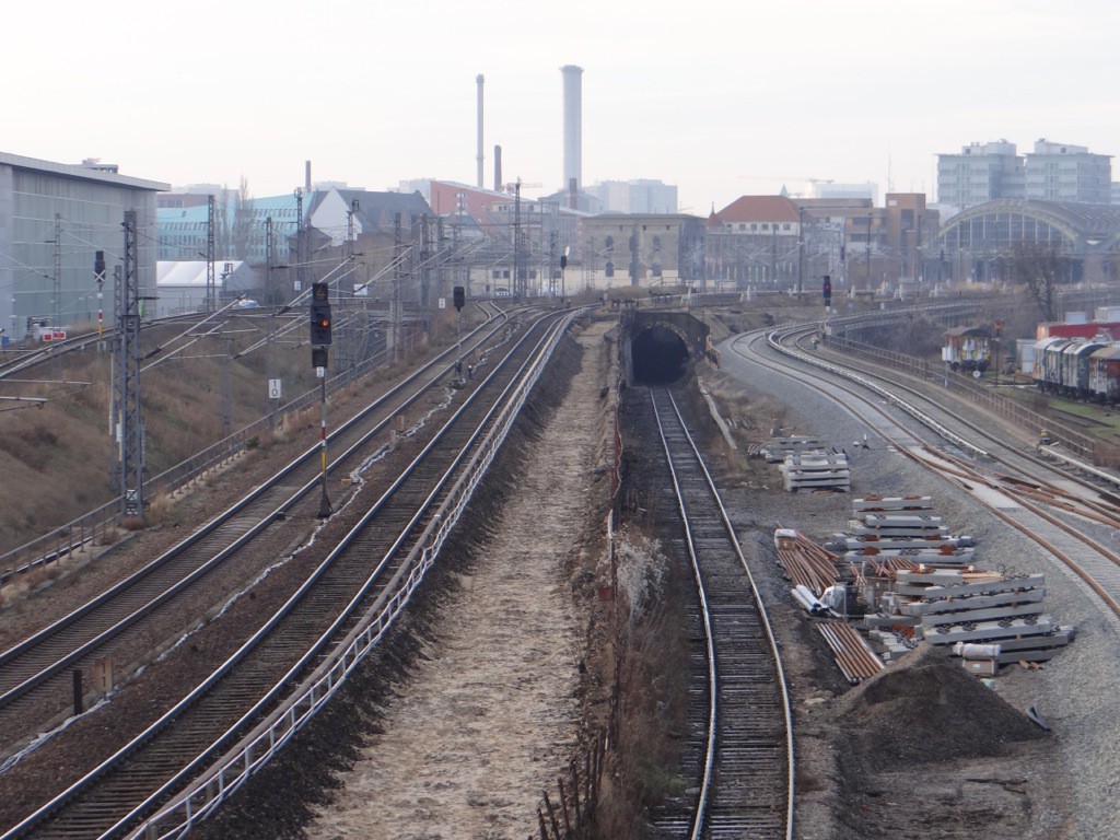 Neue und alte Gleise westlich des Bahnhofs Warschauer Straße