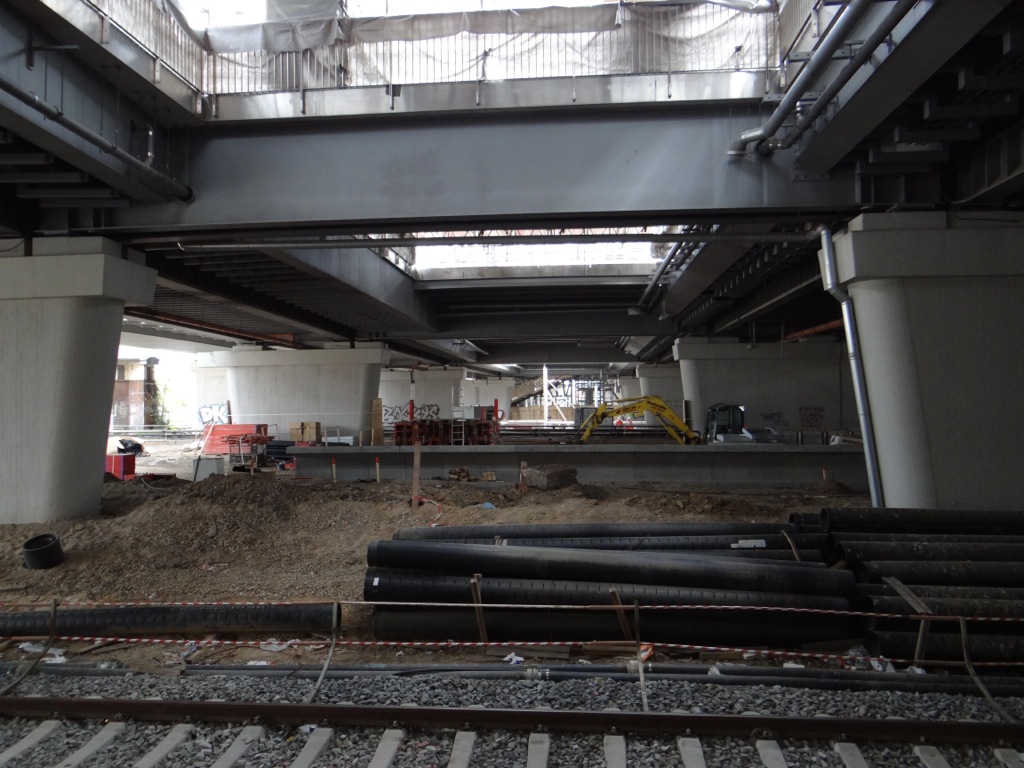 Hier endet der Bahnsteig D. Das Fundament des Aufzugs zum Bahnsteig Ro ist auch zu erkennen