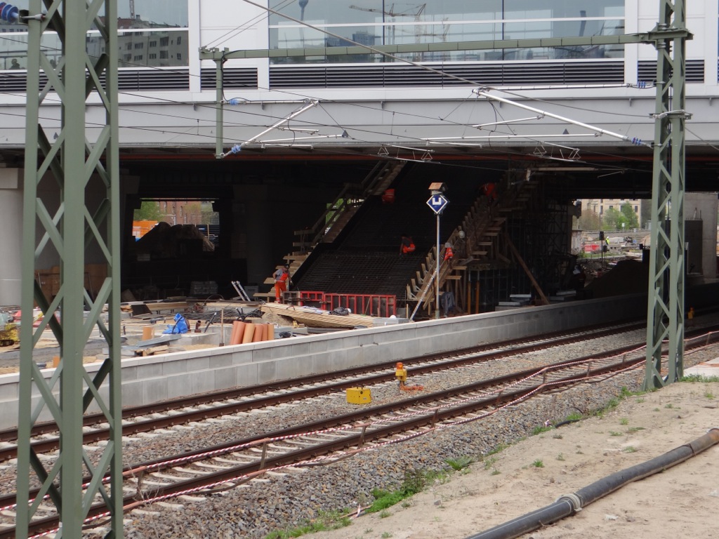 Der Bahnsteig Ru und die Treppe zum Bahnsteig F