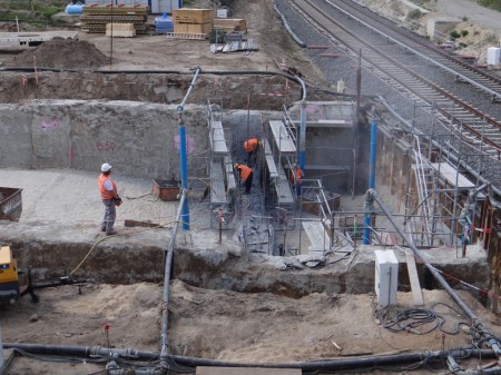 Bahnsteig Ru erhält seinen Bahnsteigbelag aus grauem Granit - Ostkreuzblog