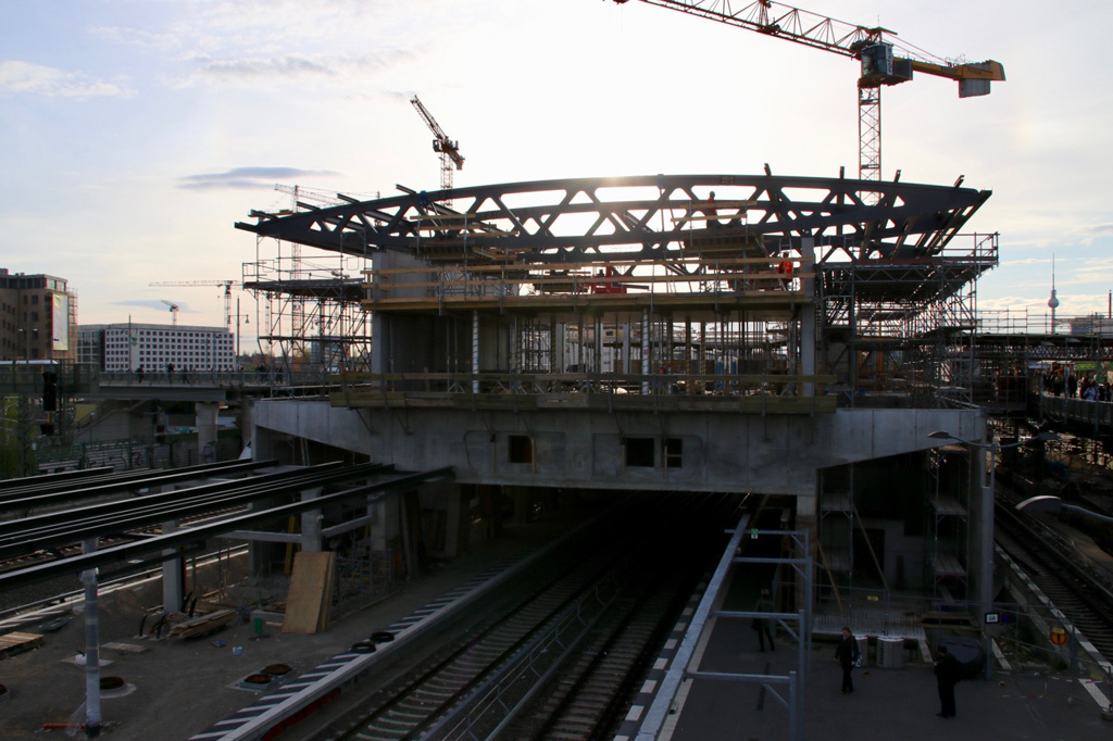 Aufbau der neuen Empfangshalle an der Warschauer Straße hat begonnen