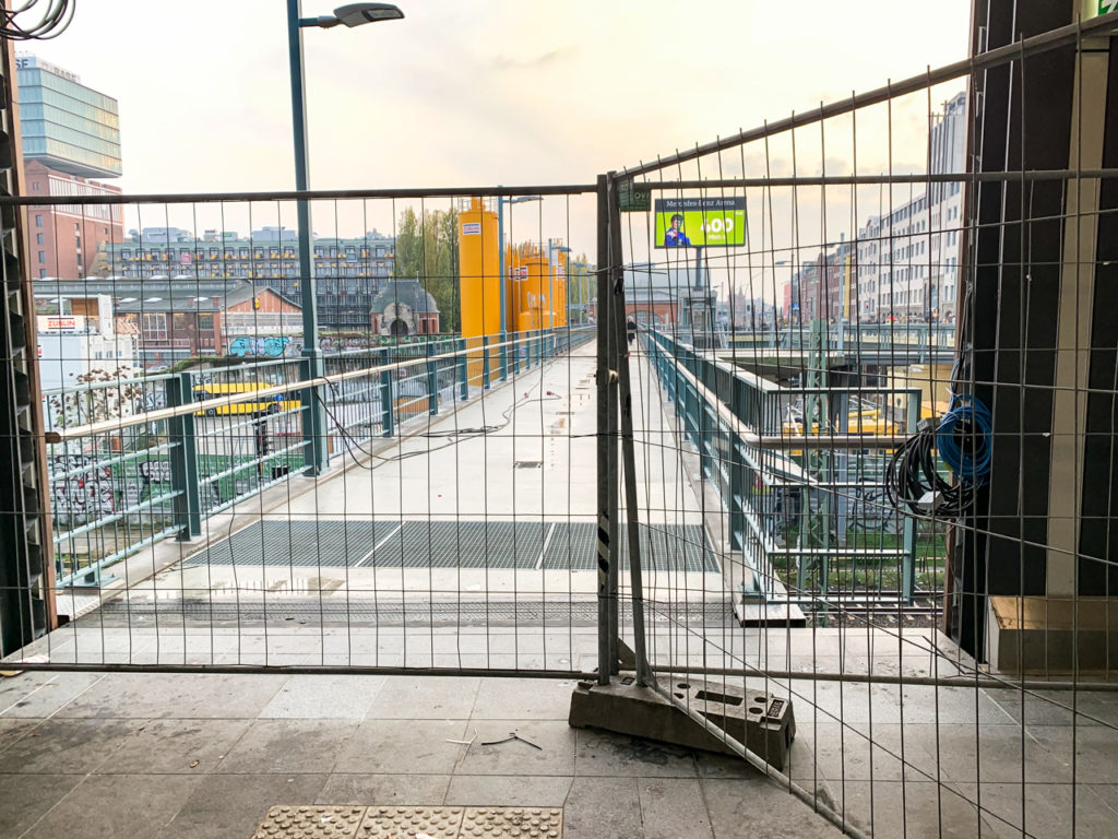 Ausgang S-Bahnhof Warschauer Straße Fußgängersteg zur U-Bahn.