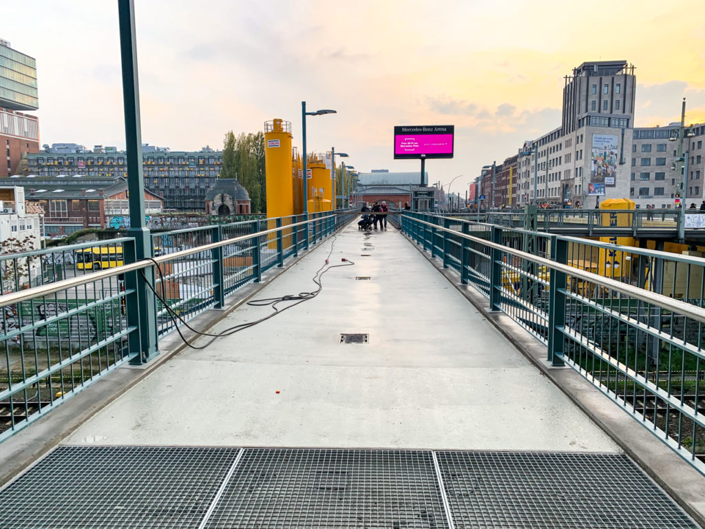 Die Fertigstellung der Fußgängerbrücke Warschauer Straße soll noch im Jahr 2019 erfolgen.