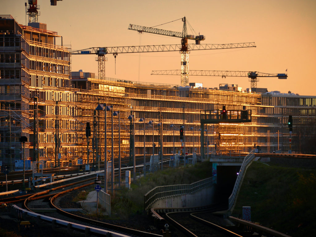 Abenddämmerung der Wintersonne am Ostkreuz