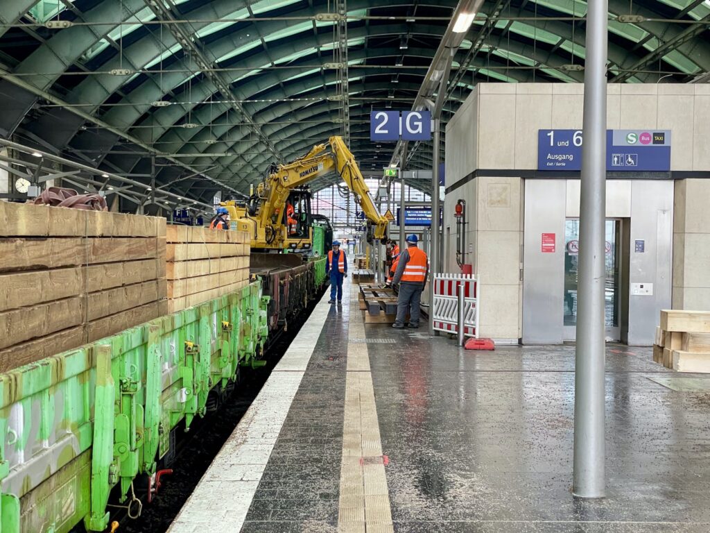 Bauzug Berlin Ostbahnhof Hallendachsanierung