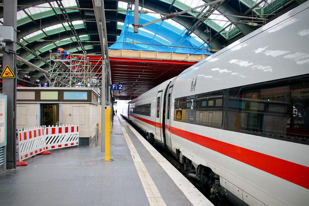 ICE am Gleis 2 im Berliner Ostbahnhof