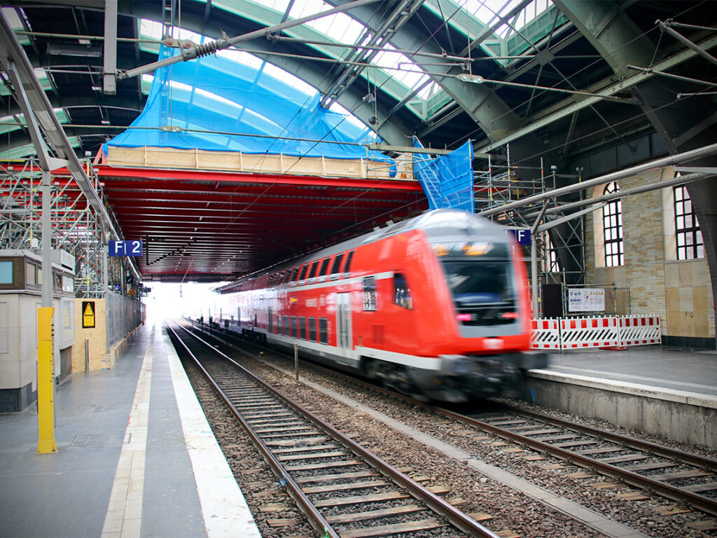 Zugdurchfahrt eines Regional Express am Ostbahnhof in Berlin