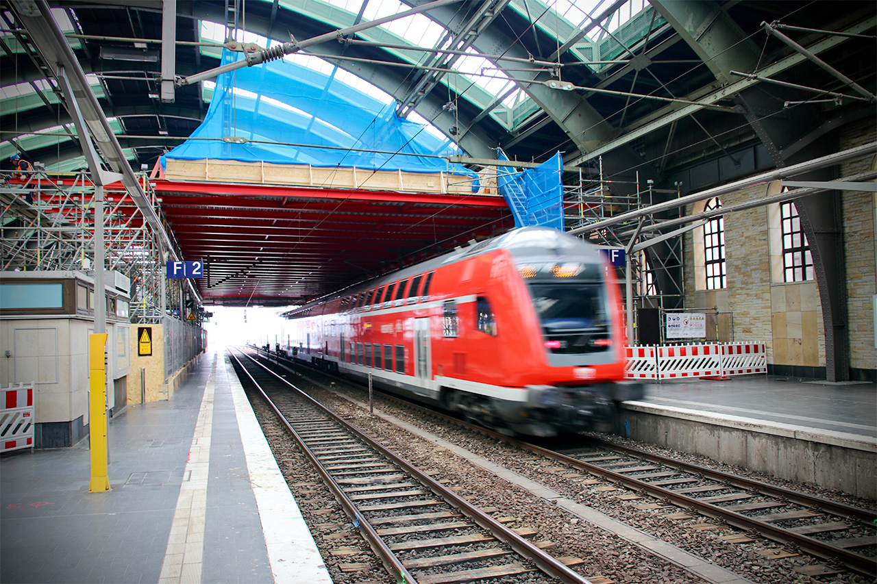 Berlin Ostbahnhof – Hallendachsanierung über rollendem Rad