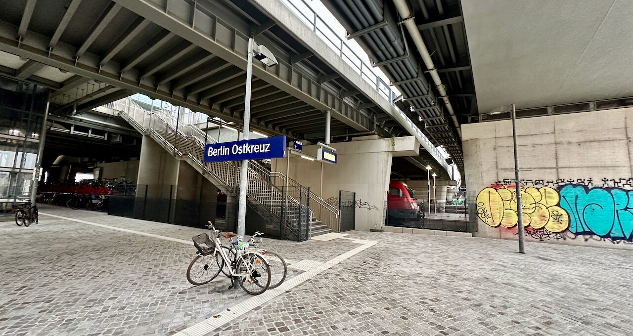 Südlicher Vorplatz mit Eingang zum Regionalbahnsteig