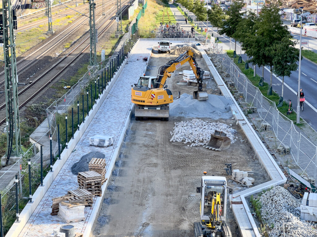 Der künftige P+R Platz, Taxispeicher und Haltestelle für Schienenersatzverkehre am Ostkreuz