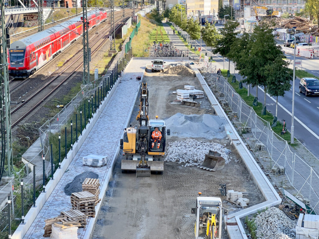 Der Neubau des südlichen Vorplatzes am Bahnhof Ostkreuz läuft