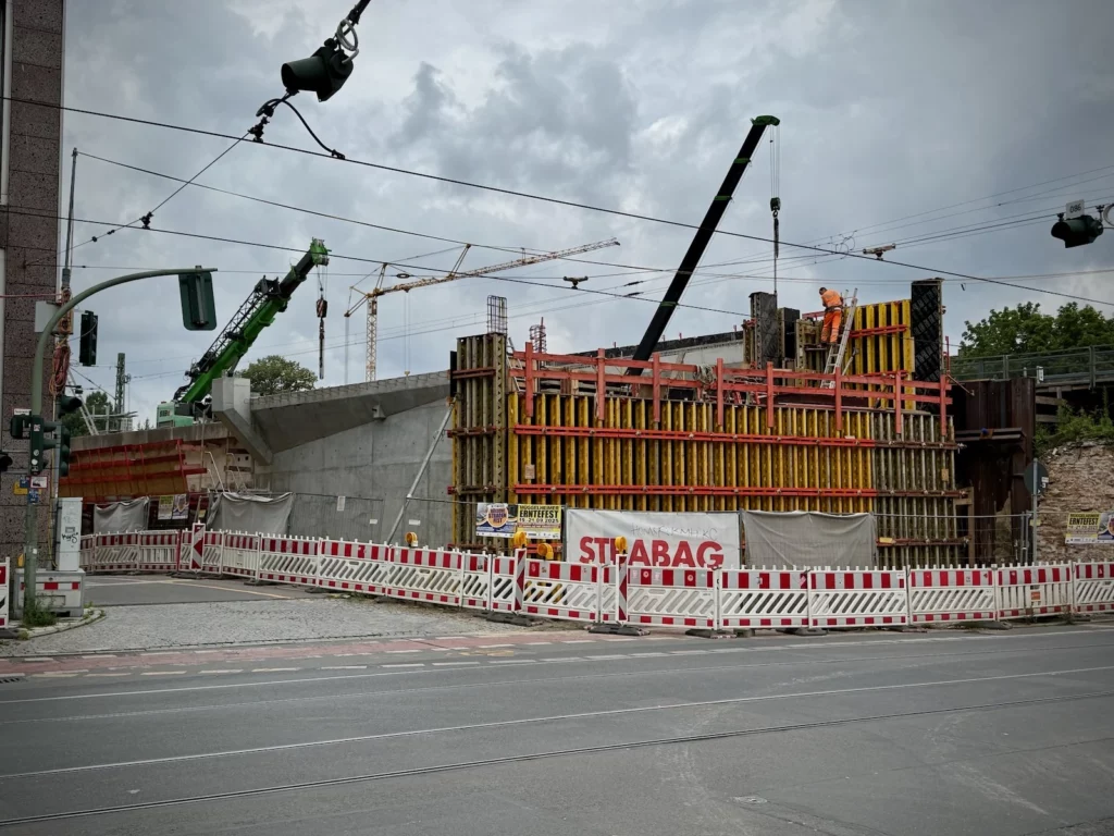 Westliches Widerlager der Brücke Bahnhofstraße Berlin Köpenick