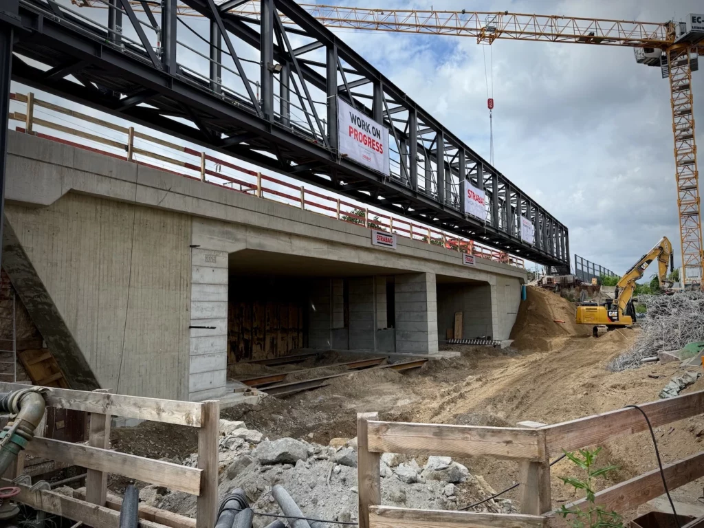Die frisch eingeschobene Brücke Hämmerlingstraße in Berlin Köpenick