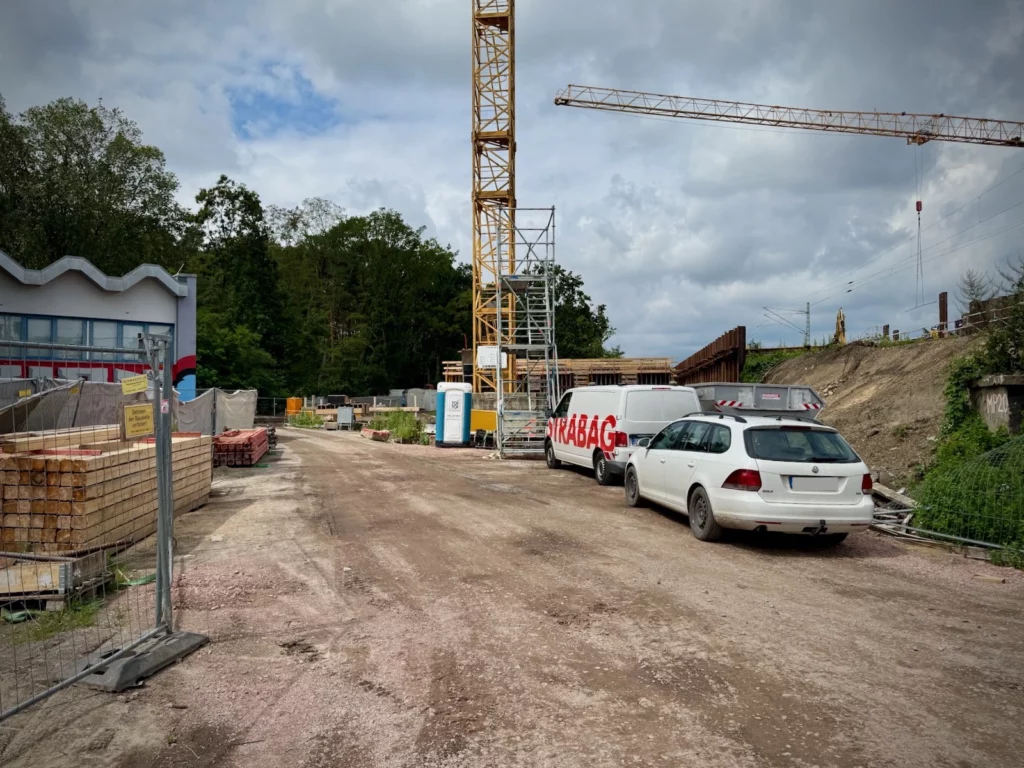 Auf der Südseite des Bahndamms wird der zweite Teil der Brücke gebaut und für den Einschub vorbereitet.
