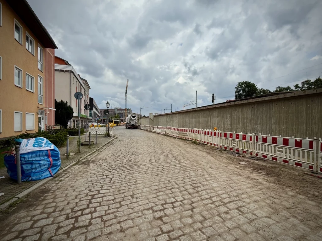 Die neue Stützwand auf der Südseite der Bahntrasse