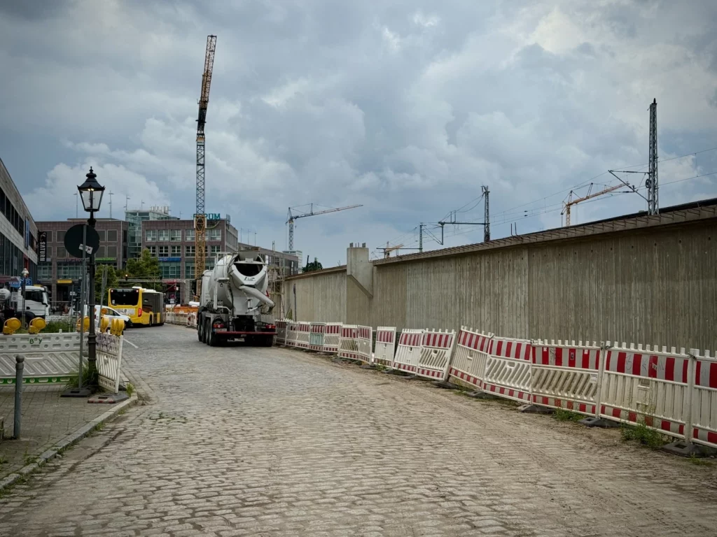 Der breitere Bahndamm nimmt ein Stück vom Elcknerplatz am Bahnhof Köpenick ein.