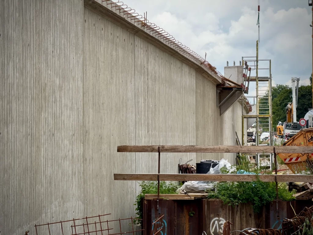 Die Stützwand des Bahndamms am Elcknerplatz