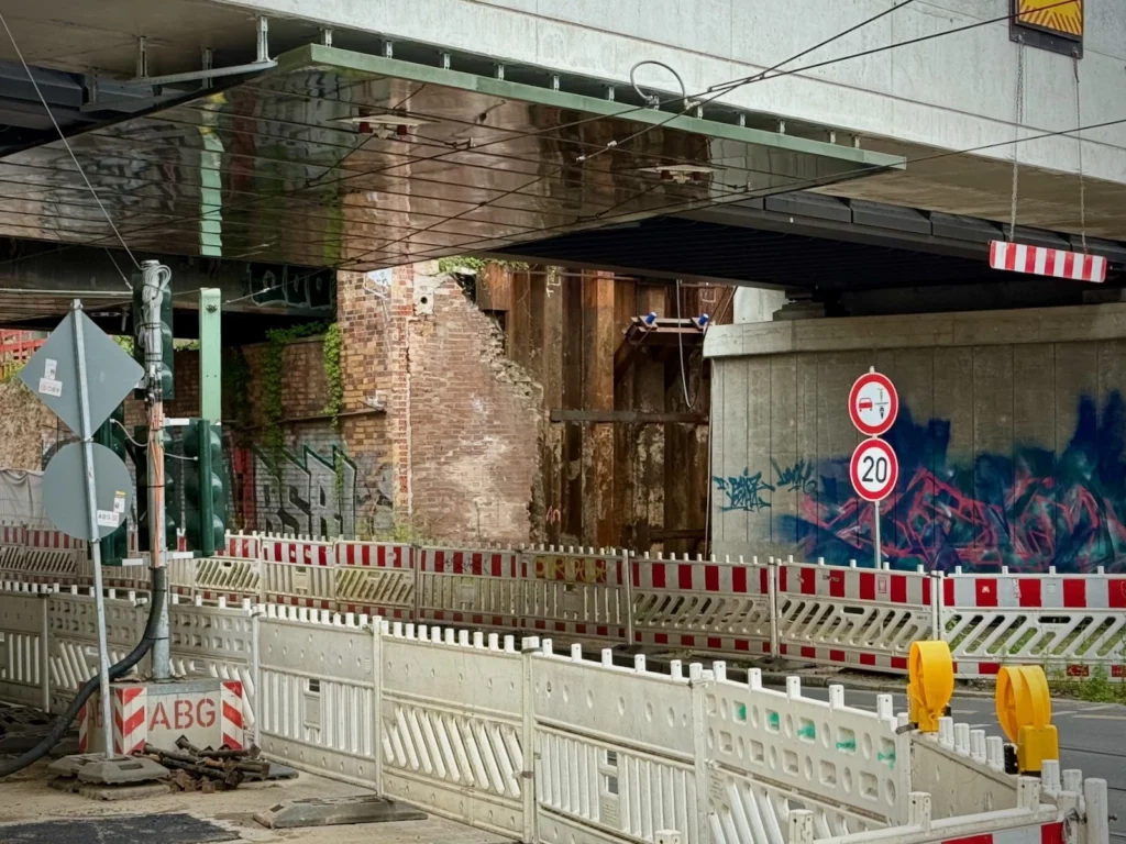Unter der Brücke Bahnhofstraße ist noch ein Rest des alten westlichen Widerlagers vorhanden