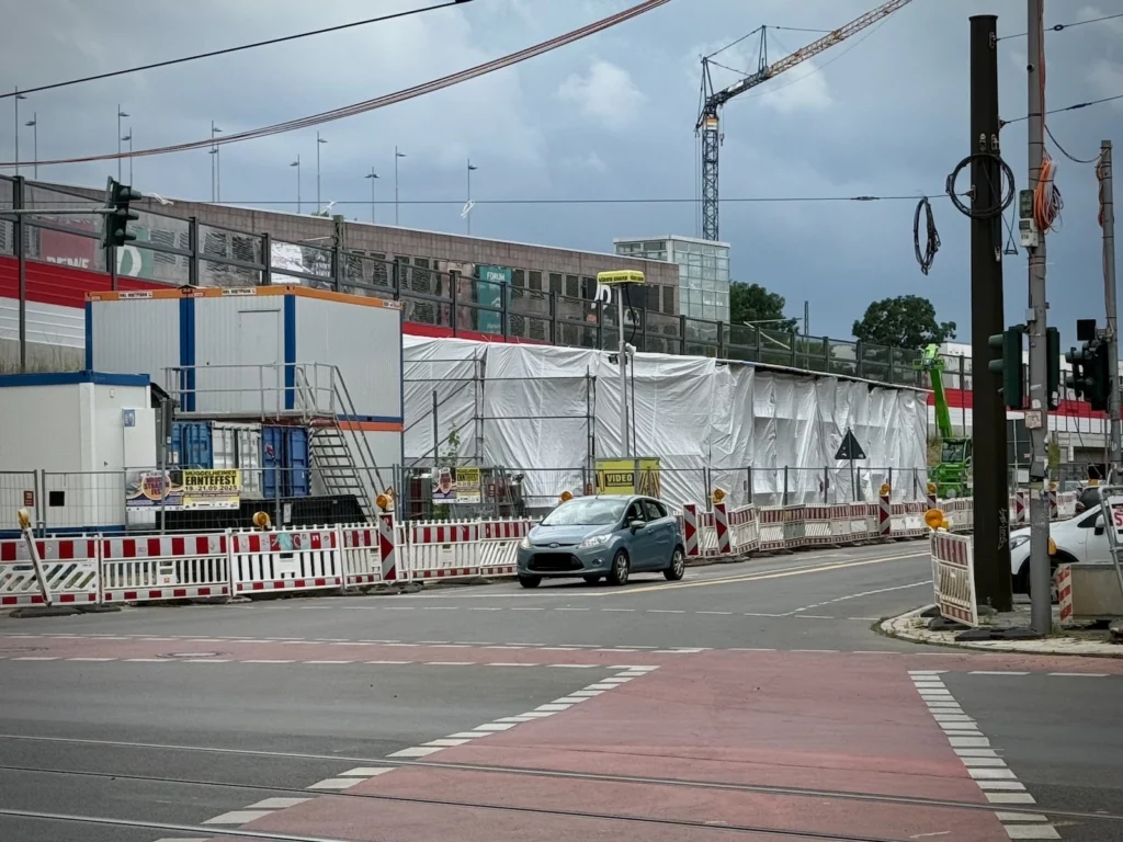 Die neue Brücke wird schon zusammengeschweisst und für den Einbau vorbereitet